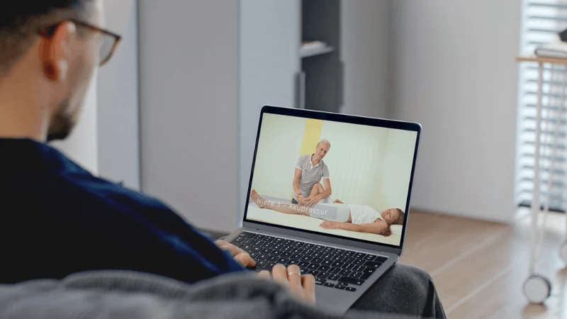 Einblick in den Akupressur Onlinekurs: Guido zeigt die Anwendung von Niere 1 auf dem Laptopbildschirm